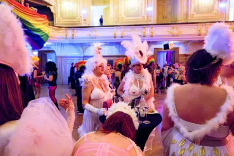 Bunte Performance auf einer lebhaften Veranstaltung mit Publikum und Lichtern