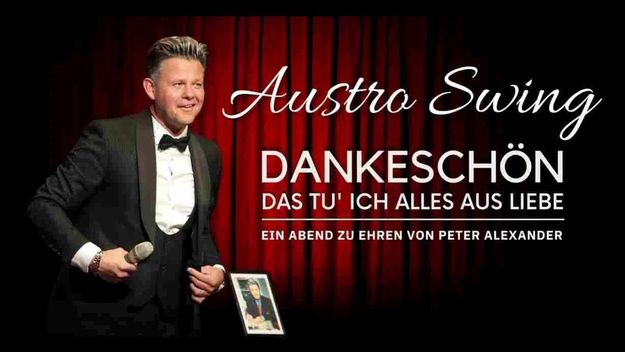 Ein Sänger auf der Bühne mit Mikrofon, im Anzug, vor rotem Vorhang, gewidmet Peter Alexander.